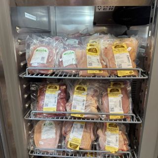 🥩🐟 Čerstvé dorazilo! Dnes jsme opět zásobili celý obchod – čerstvé drůbeží maso, ryby, vody a nové suché potraviny od...